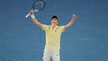 El italiano Jannik Sinner celebra luego de ganar el Abierto de Australia, el 26 de enero de 2025.