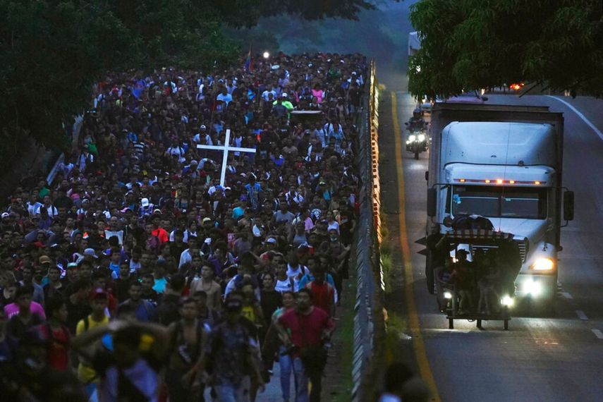 Migrantes, muchos de Centroamérica y Venezuela, caminan por la carretera Huehuetán en el estado de Chiapas, México.