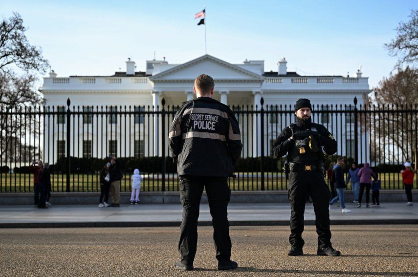 Oficiales del Servicio Secreto de Estados Unidos patrullan cerca de la Casa Blanca el 9 de marzo de 2025 en Washington, DC. Un hombre armado fue baleado por personal del Servicio Secreto de Estados Unidos el domingo por la mañana luego de un enfrentamiento frente a la Casa Blanca.
