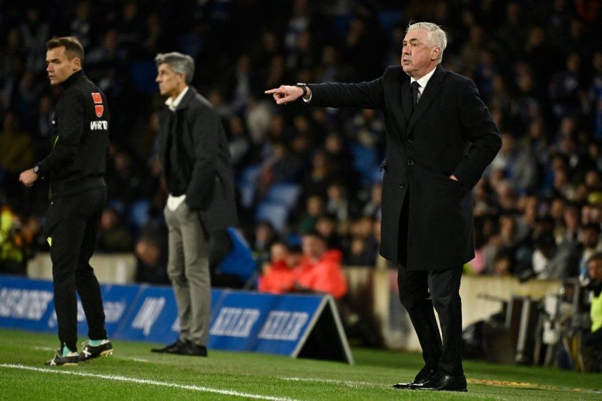 El entrenador italiano del Real Madrid, Carlo Ancelotti, hace un gesto durante el partido de ida de las semifinales de la Copa del Rey entre la Real Sociedad y el Real Madrid CF en el estadio de Anoeta en San Sebastián, el 26 de febrero de 2025.&nbsp;