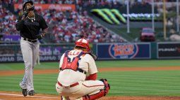 El cubano Jorge Soler, de los Marlins de Miami, festeja tras conectar un jonrón frente al cátcher Chad Wallach de los Angelinos de Los Ángeles, el viernes 26 de mayo de 2023.