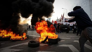 Personas participan en un paro general convocado por varios sindicatos argentinos contra la política económica del Gobierno de Mauricio Macri.