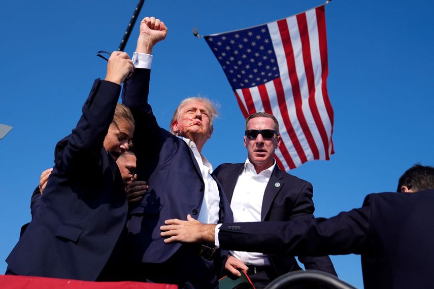 Imagen histórica en el momento en que el presidente 45 de EEUU, Donald Trump, es víctima de un atentado en Butler, Pennsylvania, y con el rostro ensangrentado levanta su puño y grita: ¡Fight, Fight, Fight! (¡Lucha, Lucha, Lucha!).