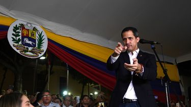 El presidente encargado de Venezuela, Juan Guaid&oacute;, habla desde la Plaza Bol&iacute;var, al este de Caracas, a su regreso de una gira internacional de 23 d&iacute;as.