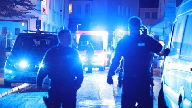 Agentes de la policía caminan cerca de patrullas y ambulancias en el sitio donde, según la agencia de noticias dpa, algunas personas murieron y otras resultaron heridas en un ataque perpetrado durante un festival, el viernes 23 de agosto de 2024, en Solingen, oeste de Alemania.