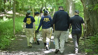 Agentes del FBI realizan recorrido por una zona selv&aacute;tica. Foto referencial.&nbsp;