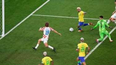 Neymar de Brasil anota el primer gol de su equipo durante el partido de cuartos de final de la Copa del Mundo entre Croacia y Brasil, en el Education City Stadium en Al Rayyan, Catar, el viernes 9 de diciembre de 2022.&nbsp;
