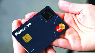 La tarjeta con lector de huellas estará en los bancos de todo el mundo a finales de este año
