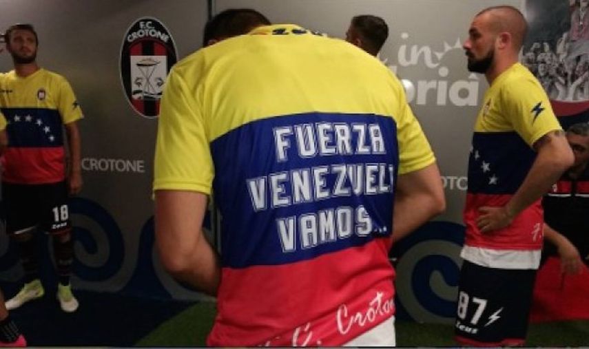 Los jugadores lucieron camisetas en las que se podía leer el mensaje: Fuerza Venezuela, vamos.