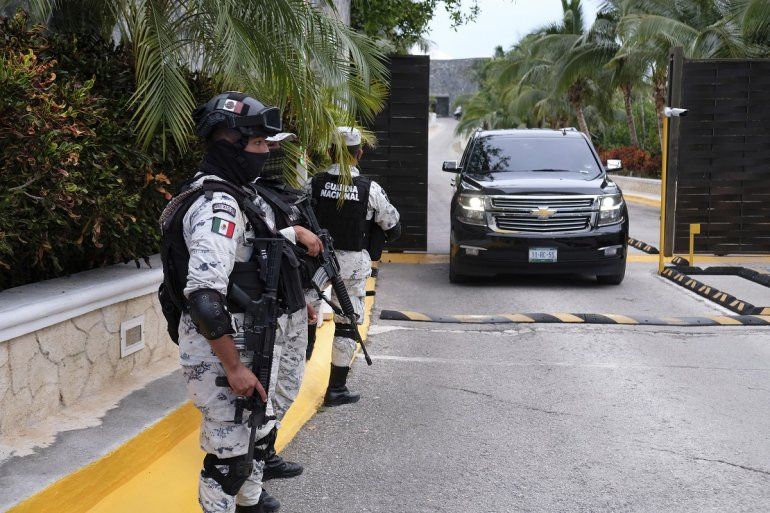Fuerzas gubernamentales custodian la entrada de un hotel luego de un enfrentamiento armado, el jueves 4 de noviembre de 2021, cerca de Puerto Morelos, México. 