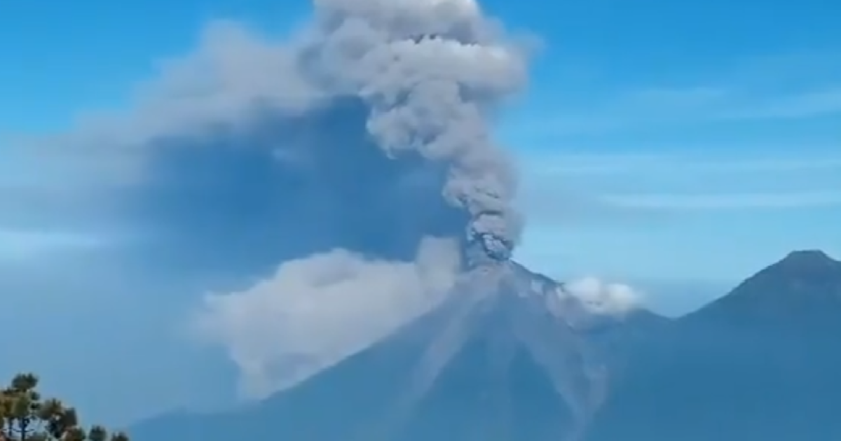 Entra en erupción volcán de fuego en Guatemala