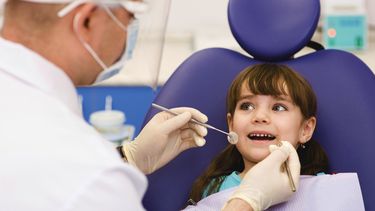 El programa Give Kids a Smile atiende a unos 400.000 menores en el país cada año.