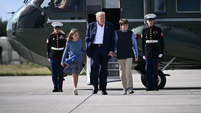 El presidente Donald J. Trump se dirige hacia el Air Force One para el regreso a Estados Unidos tras su visita a Escocia.