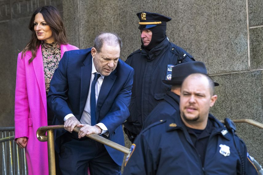 Harvey Weinstein, centro, sale de una corte en Manhattan con su abogada Donna Rotunno, izquierda durante la selecci&oacute;n del jurado en su juicio por casos de abuso sexual el jueves nueve de enero de 2020 en Nueva York.&nbsp;