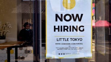 Letrero en la entrada de un negocio que anuncia la búsqueda de empleados.