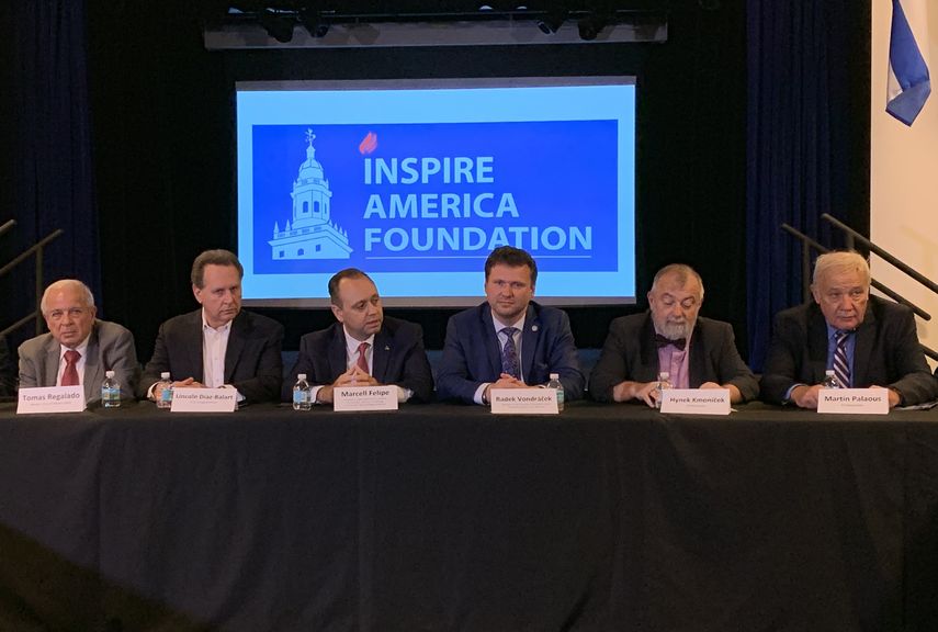 De izquierda a derecha, Tomás Regalado, Lincoln Díaz-Balart, Marcell Felipe,&nbsp;Radek Vondráček,&nbsp;Hynek Kmoníček y Martin Palaous,&nbsp;en una reunión de la delegación checa con cubanos en el exilio, en el&nbsp;Museo&nbsp;Americano de la&nbsp;Diáspora Cubana.