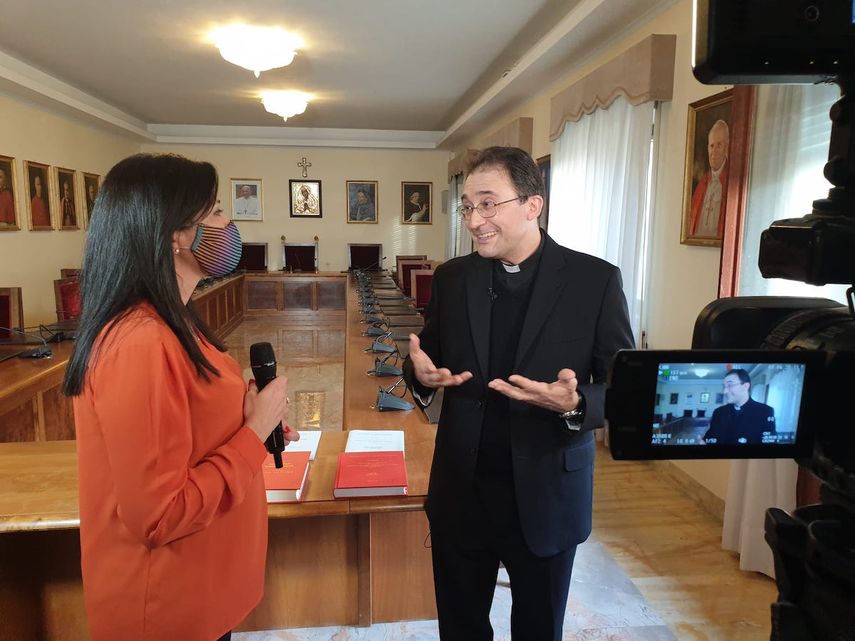 La periodista Marinellys Tremamunno entrevista a Mons. Carmelo Pellegrino, Promotor de la Fe de la Congregación para las Causas de Los Santos.