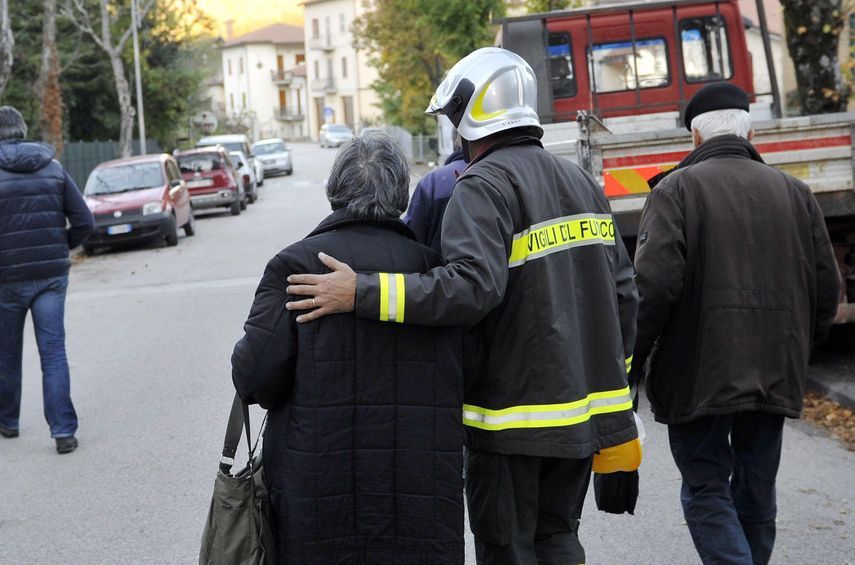 Señora es ayudada por socorrista&nbsp;
