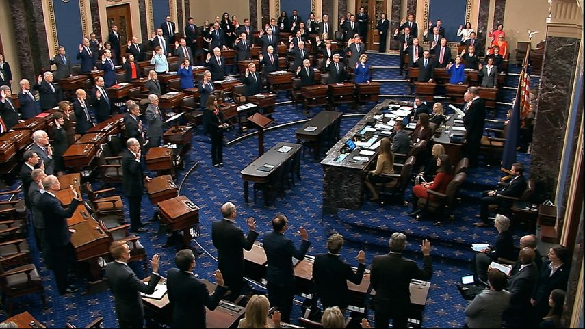 Foto tomada el 16 de enero del 2020 de los senadores estadounidenses tomando juramento antes del impeachment al presidente Donald Trump, en el Congreso en Washington. Durante el juicio a Trump, prevalecer&aacute;n en el Senado unas antiguas normas de conducta: los senadores no podr&aacute;n hablar con la persona de al lado, usar el tel&eacute;fono celular o salir del recinto.&nbsp;