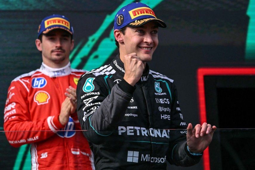 El piloto británico de Mercedes, George Russell, celebra en el podio tras ganar el Gran Premio de Australia de Fórmula Uno, mientras el piloto monegasco de Ferrari, Charles Leclerc (derecha), que quedó tercero, aplaude en el Circuito Albert Park de Melbourne el 8 de marzo de 2026.&nbsp;