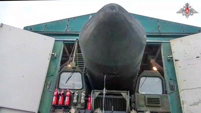 En esta imagen proporcionada por el servicio de prensa del Ministerio ruso de Defensa el miércoles 29 de marzo de 2023, un lanzamisiles Yars de las fuerzas armadas rusas es sacado de un refugio en un lugar de Rusia no revelado. El ejército ruso realizó maniobras de sus fuerzas de misiles estratégicos el miércoles y desplegó lanzadores móviles en Siberia en una demostración de la enorme capacidad nuclear del país mientras continuaban los combates en Ucrania.&nbsp;