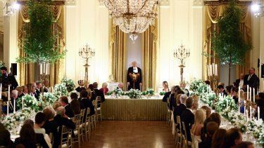El presidente estadounidense Donald Trump habla mientras recibe al rey Carlos III y a la reina Camila de Gran Bretaña durante una cena de Estado en el Salón Este de la Casa Blanca en Washington, DC, el 28 de abril de 2026.