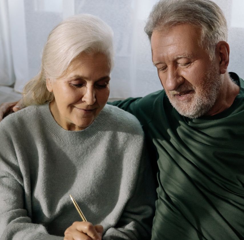 Comprender tu situación financiera actual y planificar los beneficios, como el Seguro Social y las pensiones, son pasos importantes para determinar cuántos ingresos podrías tener durante la jubilación