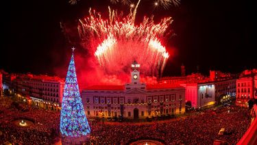 El reloj de la Puerta del Sol da la bienvenida al nuevo año en una celebración que concentró a miles de personas en la popular plaza madrileña que este año y por segunda vez se acompaña con un espectáculo de fuegos artificiales, serpentinas y confeti con los colores de la Comunidad de Madrid.