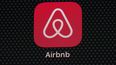 Fotografía de la app de Airbnb en una pantalla de iPad. &nbsp;