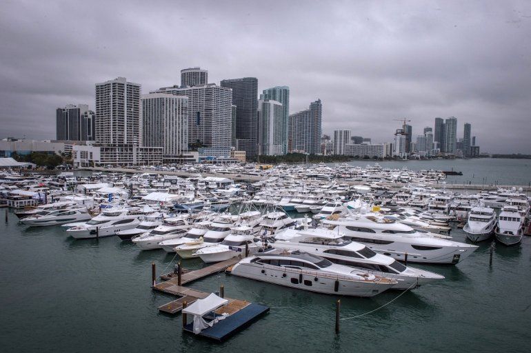 Celebrar el día de San Valentín en la cubierta de un yate de amor es