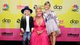 En esta imagen publicada el 23 de mayo, Jameson Moon Hart, Pink y Willow Sage Hart posan detrás del escenario para los Billboard Music Awards 2021, transmitidos el 23 de mayo de 2021 en el Microsoft Theatre de Los Angeles, California.
