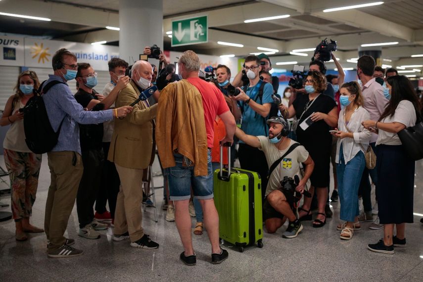 Un pasajero de un vuelo de TUI de D&uuml;sseldorf a Mallorca habla con reporteros a su llegada al aeropuerto Son Sant Joan, en Palma de Mallorca, Espa&ntilde;a, el 15 de junio de 2020. Ya sean turistas alemanes disfrutando del sol en Espa&ntilde;a o parisinos que renuevan su historia de amor con su ciudad, la apertura de fronteras entre varias naciones europeas el lunes y la eliminaci&oacute;n de m&aacute;s restricciones ofrecen a los europeos un atisbo de la vida precoronavirus, una vida que nunca m&aacute;s volver&aacute;n a dar por sentada.&nbsp;