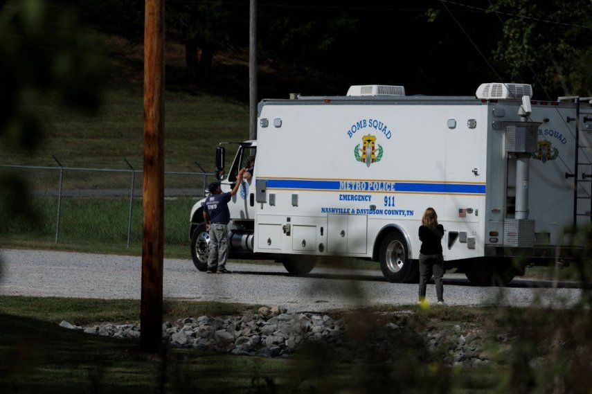 Un vehículo del escuadrón antiexplosivos del Departamento de Policía Metropolitana de Nashville ingresa al área de la explosión en la fábrica de Accurate Energetic Systems el 10 de octubre de 2025 en McEwen, Tennessee.