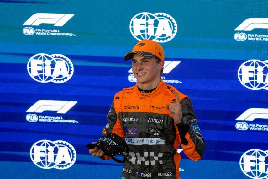 El piloto de McLaren Oscar Piastri de Australia celebra tras quedarse con el primer lugar de la parrilla para el sprint en el fin de semana del Gran Premio de Catar en el Lusail International Circuit el siete de octubre del 2023. Max Verstappen no logra quedarse con el Sprint de Catar