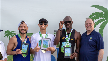 El comisionado de Miami-Dade Juan Carlos Bermúdez entrega medallas a los participantes.