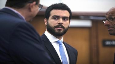 El actor mexicano de telenovelas Pablo Lyle, en el centro, habla con sus abogados durante una audiencia en Miami el 15 de enero de 2020. Una jueza postergó nuevamente el juicio de Lyle, acusado de golpear fatalmente a un conductor durante un incidente vehicular en Miami en 2019.