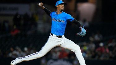 El dominicano Eury Pérez, de los Marlins de Miami, trabaja durante una apertura primaveral ante los Mets de Nueva York, el 8 de marzo de 2024.