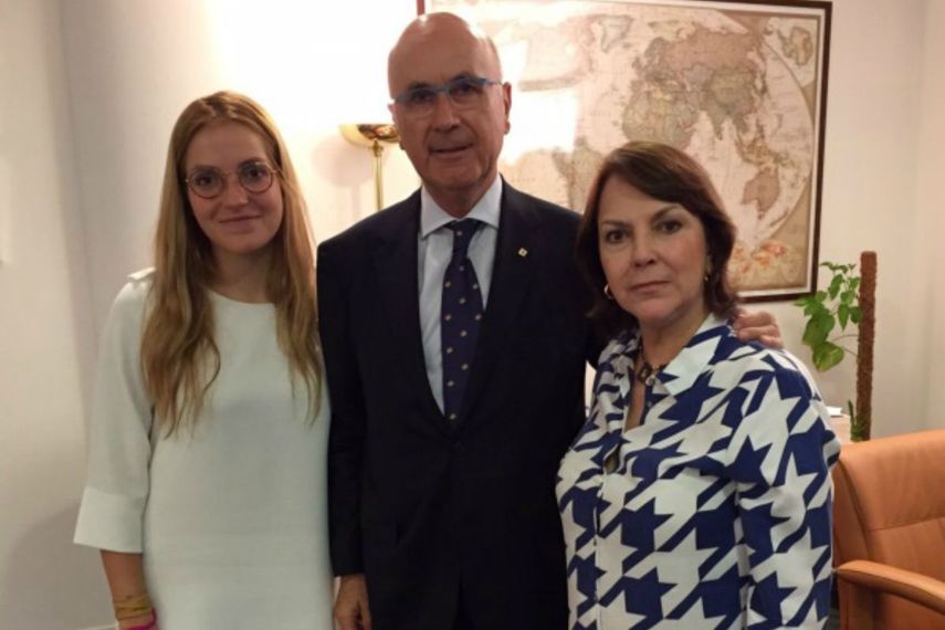 La esposa del preso polìtico, Antonio Ledezma, Mitzy Capriles de Ledezma en compañìa de su hija y el  Diputado Nacional Josep Duran i Lleida (cortesìa)