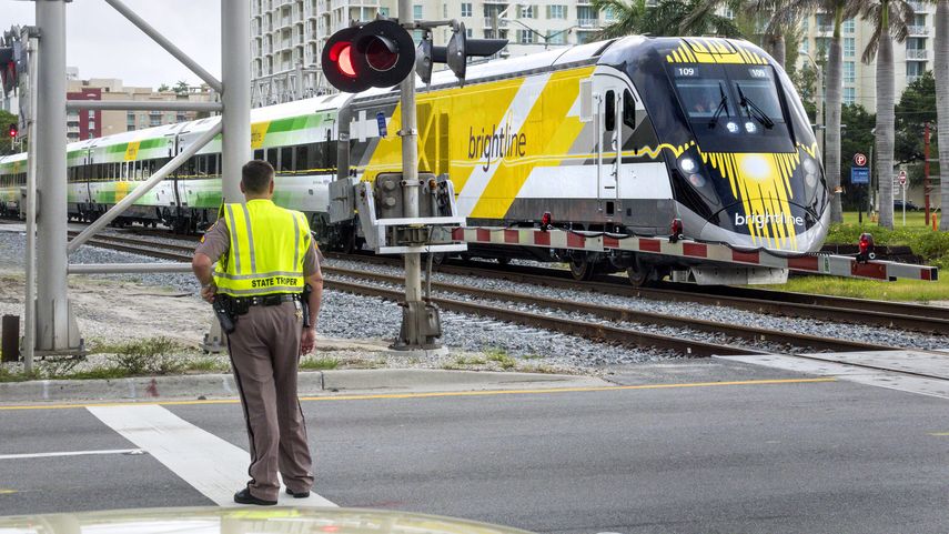 El tren Brightline presentará servicio a Miami y Orlando antes del fin de año.