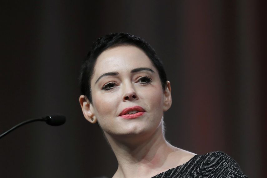 En esta foto del 27 de octubre de 2017, la actriz Rose McGowan habla en la ceremonia inaugural de la Convenci&oacute;n de Mujeres en Detroit.&nbsp;