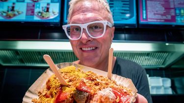 Lars Obendorfer, propietario de los locales Best Worscht in Town, sostiene salchichas veganas al curry en una de sus sucursales, el 5 de septiembre de 2023, en Fráncfort, Alemania. 