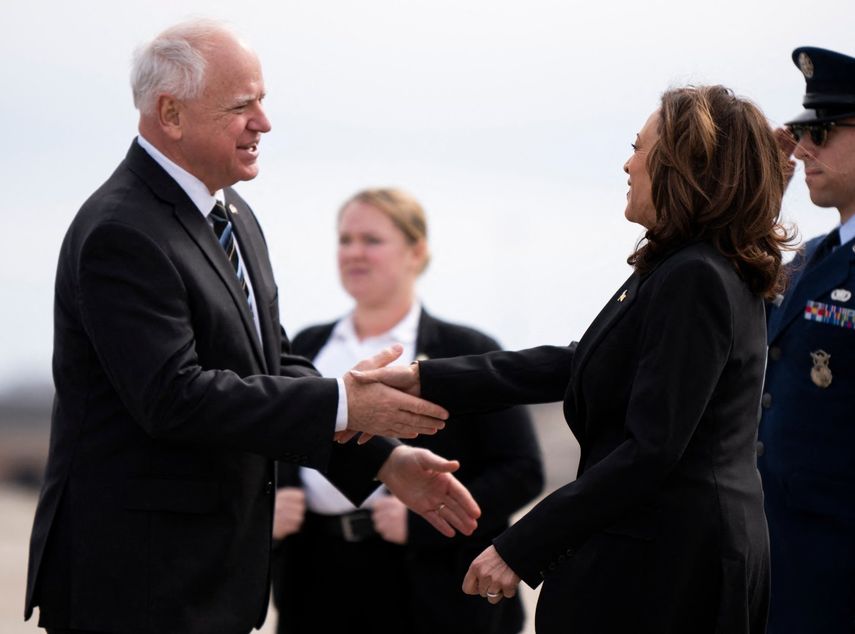 El gobernador de Minnesota, Tim Walz (izq.), saluda a la vicepresidenta de Estados Unidos, Kamala Harris, cuando llega al Aeropuerto Internacional de Minneapolis-St. Paul en Saint Paul, Minnesota, el 14 de marzo de 2024.&nbsp;