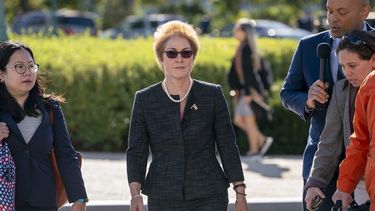 En esta foto de archivo del 11 de octubre de 2019, la exembajadora en Ucrania Marie Yovanovitch llega al Congreso en Washington para declarar en audiencia que es parte de la investigaci&oacute;n que podr&iacute;a conducir a un juicio pol&iacute;tico del presidente Donald Trump.&nbsp;