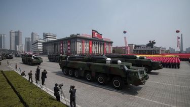 Durante el desfile del Día del Sol, presidido por el líder Kim Jong-un, el Ejército norcoreano mostró su arsenal armamentístico incluidos varios misiles balísticos.
