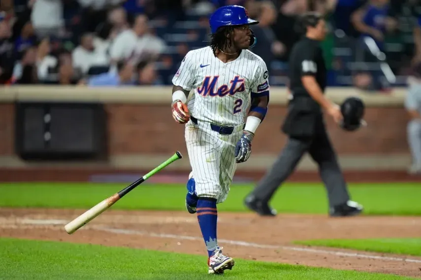 Luisángel Acuña de los Mets de Nueva York lanza el bate luego de conseguir su primer jonrón en las mayores, el martes 17 de septiembre de 2024, ante los Nacionales de Washington.