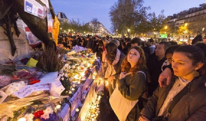 Decenas de personas visitan a diario la plaza La República de París donde se rinde homenaje a las víctimas del atentado del pasado 13 de noviembre (ARCHIVO/EFE)
