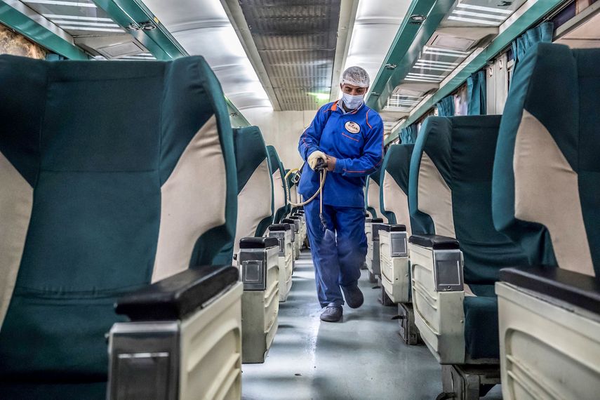 Un trabajador egipcio roc&iacute;a desinfectante dentro de un tren en la estaci&oacute;n de trenes Ramses de El Cairo en la capital egipcia el 20 de marzo de 2020, como parte de una campa&ntilde;a para combatir la propagaci&oacute;n del nuevo coronavirus.