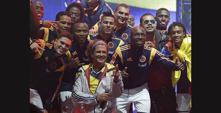 Carlos Vives, al frente en el centro, posa con la selección nacional colombiana de fútbol, en el Estadio El Campín, en Bogotá. (AP)