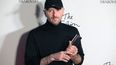 El diseñador Demna Gvasalia, de la casa de moda Balenciaga, posa con su premio tras ser nombrado Diseñador Internacional de Prêt-à-Porter durante los Premios de la Moda Británica 2016 en Londres el 5 de diciembre de 2016.