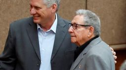 En la imagen un registro del exgobernante cubano Raúl Castro Ruz (d), y Miguel Díaz-Canel (i).&nbsp;